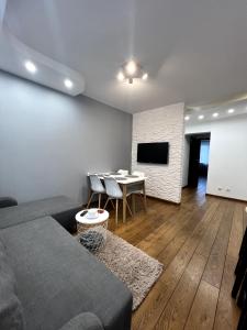 TV a/nebo společenská místnost v ubytování Apartament Tuwima 6