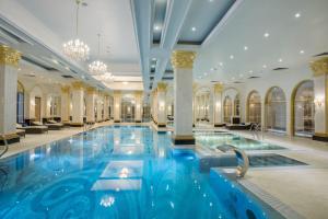 Rixos Khadisha Shymkent 내부 또는 인근 수영장