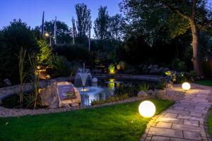 - un jardin avec des lumières dans la pelouse la nuit dans l'établissement Hotel am Tierpark Gotha, à Gotha