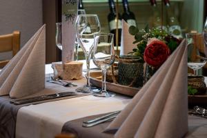 une table avec des verres et des serviettes sur une table dans l'établissement Hotel am Tierpark Gotha, à Gotha