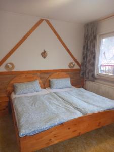 Una cama o camas en una habitación de Wald-Landhaus