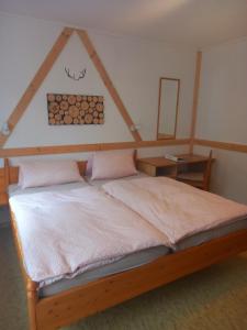 Una cama o camas en una habitación de Wald-Landhaus