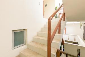 Una escalera en una casa con ventana en Hotel las flores, en Santa Cruz Huatulco