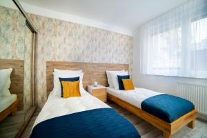 Krevet ili kreveti u jedinici u objektu Comfort 18-- Elegant 3-Room Family Stay with Balcony & Kids' Space