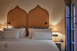 A bed or beds in a room at Puro Grand Hotel