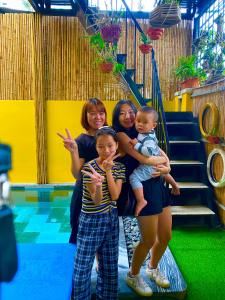 Mga batang naka-stay sa An Bang Sea Adventure Homestay Hoi An