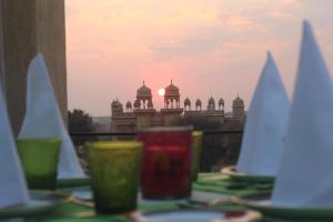 uma mesa com pratos de comida e um edifício ao fundo em Sonaar Haveli em Jaisalmer