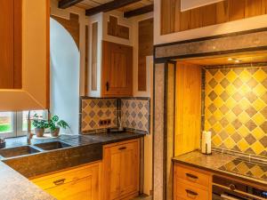 A cozinha ou cozinha compacta de Cosy mansion with private terrace and sauna