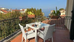 Rõdu või terrass majutusasutuses Hotel Villa Di Sorrento