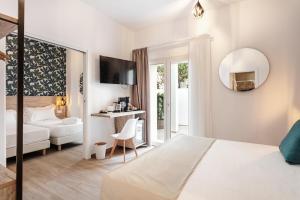 - une chambre avec un lit, un bureau et un miroir dans l'établissement Lungomare Rooms, à Olbia