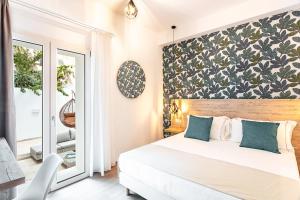 - une chambre avec un grand lit blanc et une fresque murale dans l'établissement Lungomare Rooms, à Olbia