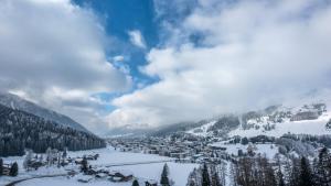 miasto w śniegu na górze w obiekcie AlpenGold Hotel Davos w Davos