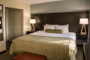 Katil atau katil-katil dalam bilik di Staybridge Suites Schererville, an IHG Hotel