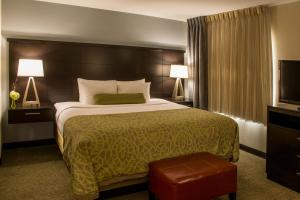 Katil atau katil-katil dalam bilik di Staybridge Suites Schererville, an IHG Hotel