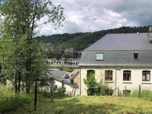 Casa blanca con vistas a la ciudad en La Relique ( woning voor 4 tot 6 personen ), en Bouillon