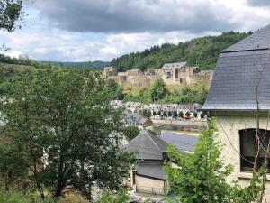 Vistas a una ciudad con un castillo en el fondo en La Relique ( woning voor 4 tot 6 personen ), en Bouillon