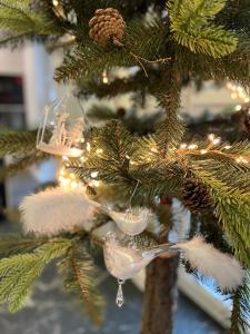 ein Weihnachtsbaum mit Vogelornament drauf in der Unterkunft Apartament Primavera 2 z Sauną i Jacuzzi in Kielce