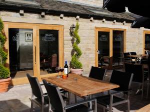 Restaurace v ubytování The Old Bridge Inn, Holmfirth, West Yorkshire