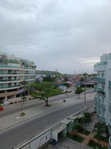 eine leere Straße in einer Stadt mit Gebäuden in der Unterkunft ** SUITE PRIVATIVA PRAIA DO FORTE CABO FRIO ** in Cabo Frio