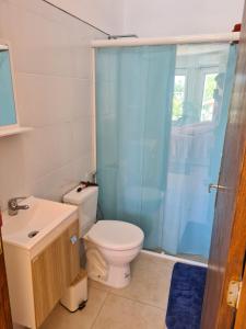 een badkamer met een toilet, een wastafel en een douche bij Precioso apartamento a 1km de la playa. in Barra del Chuy