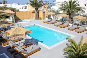 una imagen de una piscina con sillas y sombrillas en Margarita Hotel, en Firostefani