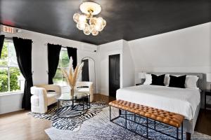 una camera con un letto bianco e un soffitto nero di The Coach House a Salem