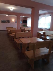 an empty classroom with wooden tables and benches at WynajemPokoi-StołówkaGerlachscŁętowskiWłŁętowskaM ŁętowskaL Łętowska-HyłaB in Białka Tatrzanska