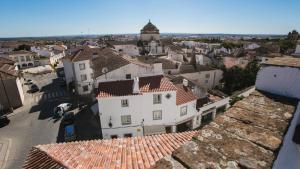 エヴォラにあるCasa Soure Suites and Apartmentsの建物のある町の空中風景