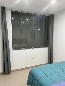 1 dormitorio con cama y ventana grande en MH Apartments Ica 3, en Ica