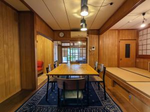 una sala da pranzo con tavolo e sedie di Yuzan apartment Sanjo a Nara