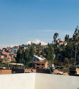 vistas a una ciudad con montañas en el fondo en Montañero Hostel en Huaraz