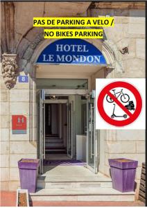 un panneau indiquant qu'il n'y a pas de stationnement de vélos dans un hôtel dans l'établissement Hôtel Le Mondon Metz, à Metz