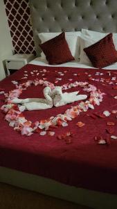 - un lit avec un cœur en pétales de fleurs dans l'établissement Hotel Kamanga, à Tomar