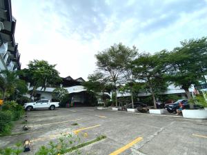 een parkeerplaats met een auto voor een gebouw bij Davao Airport View Hotel in Davao City