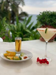 una bebida y un plato de comida en una mesa en Villas Fasol Huatulco, en Santa Cruz Huatulco