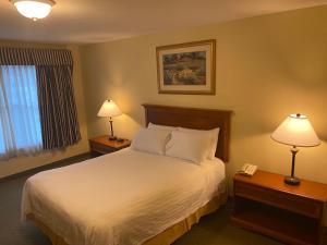 Cama ou camas em um quarto em White River Inn & Suites