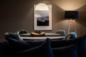 ein Wohnzimmer mit einem Tisch und einem Sofa in der Unterkunft VILLA HUNDERT Boutique Mountainscape in Engelberg