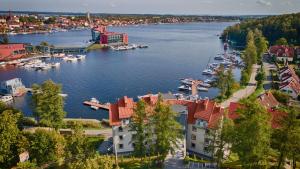 vistas a un puerto con barcos en el agua en Ach Mazury, en Mikołajki