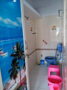 bagno con servizi igienici e vista sull'oceano di Ambai Guest House a Kolhapur