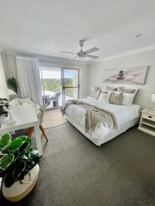 מיטה או מיטות בחדר ב-Diggers Beach Villa Coffs Harbour