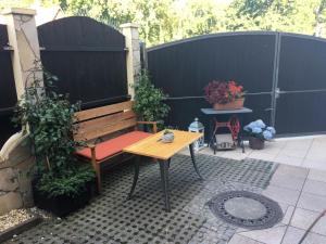 Ferienwohnung am Goethe Park für 2 bis 3 Personen في جينا: فناء مع مقعد خشبي وطاولة