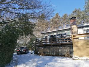 een auto geparkeerd naast een huis in de sneeuw bij Au repos de Zoé in Waulsort