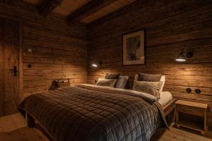 Una cama o camas en una habitación de Luxury old wood mountain chalet in a sunny secluded location with gym, sauna & whirlpool