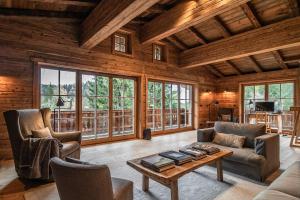 Un lugar para sentarse en Luxury old wood mountain chalet in a sunny secluded location with gym, sauna & whirlpool