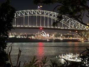 un pont sur l'eau avec l'opérateur de sydney dans l'établissement Spectacular Views of Sydney Harbour with Free Parking, à Sydney