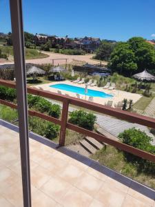 einen Balkon mit Poolblick in der Unterkunft Hotel Aquarella in Punta Del Diablo