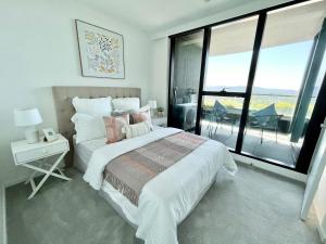 Rúm í herbergi á REST COLLECTION Apartment at SkyGarden Glen Waverley