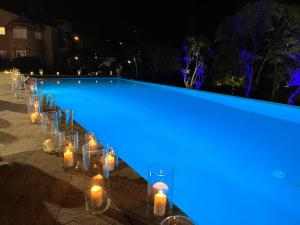 een zwembad met kaarsen en 's nachts verlicht bij Villa Cerrado das Fontainhas SPA in Sintra