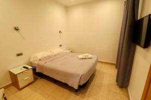 1 dormitorio con 1 cama con 2 toallas en Hotel Ibiza, en Sitges