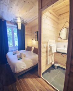 una camera con un letto in una cabina di legno di Hôtel Restaurant "La Petite Auberge" a Bourg-Saint-Maurice